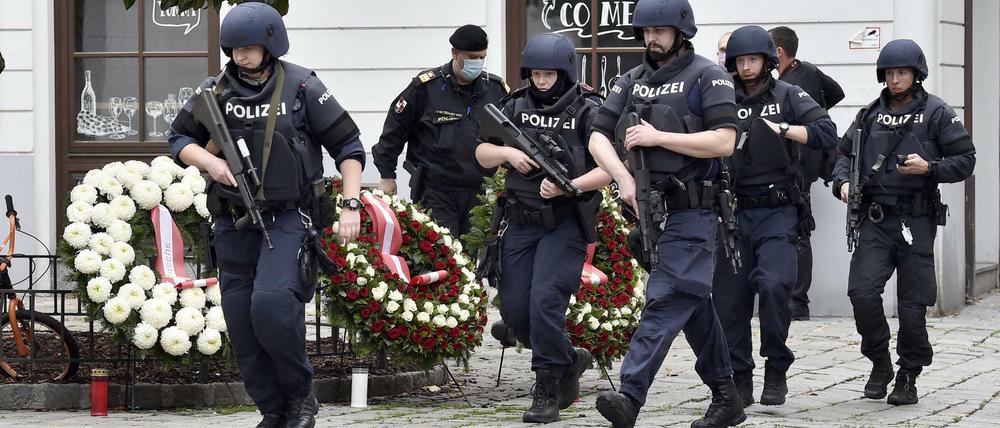 Polizisten sichern am Dienstag eine Kranzniederlegung durch österreichische Regierungsmitglieder.