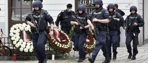 Polizisten sichern am Dienstag eine Kranzniederlegung durch österreichische Regierungsmitglieder.