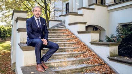 Vor seinem Amtssitz. Der Prähistoriker Hermann Parzinger, 61, leitet die Stiftung seit 2008 von der Villa von der Heydt aus.
