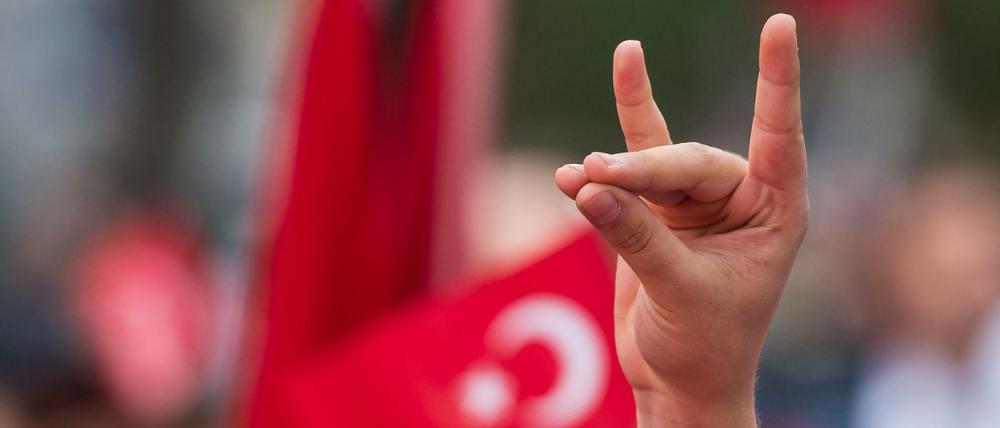 Eine Hand zeigt den „Wolfsgruß“ der Grauen Wölfe während einer Demonstration in der Münchner Innenstadt.