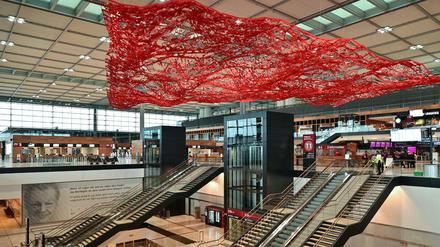 Das Kunstwerk «Fliegender Teppich» von Pae White schwebt im Terminal 1 vom BER.