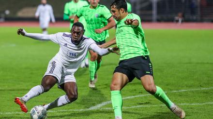 Wann wird in der Regionalliga Nordost wieder gespielt? So wie hier im Duell zwischen Rudolf Ndualu von Tennis Borussia (links) und Joshua Putze von Union Fürstenwalde.