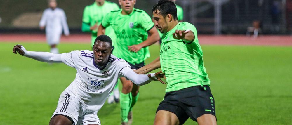 Wann wird in der Regionalliga Nordost wieder gespielt? So wie hier im Duell zwischen Rudolf Ndualu von Tennis Borussia (links) und Joshua Putze von Union Fürstenwalde.
