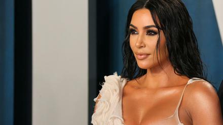 Etwas Normalität im Corona-Stress versprach Kim Kardashian ihren Gästen - und lud sie auf eine eigens gemietete Insel ein. Normal!