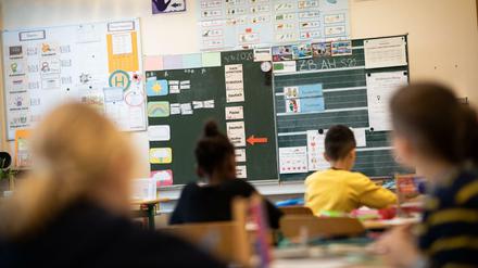 Grundschüler im Klassenzimmer