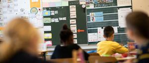 Grundschüler im Klassenzimmer