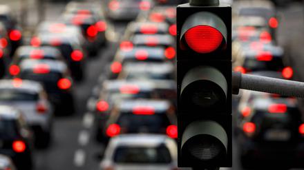 Feinstaub hat verschiedene Ursachen, Stickoxide stammen vor allem aus Dieselmotoren.