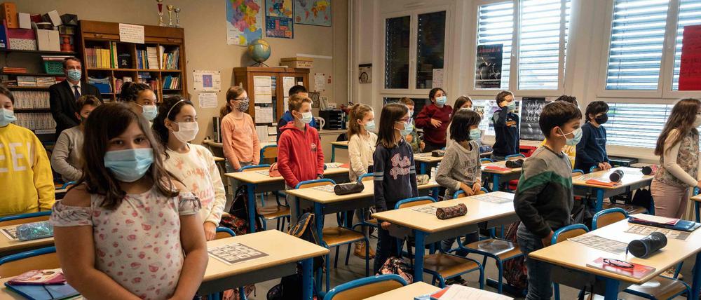 Schüler gedenken im elsässischen Bischwiller in einer Schweigeminute des ermordeten Lehrers Samuel Paty.
