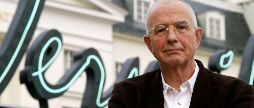 Bernd Wilms vor dem legendären "Verweile doch"-Schriftzug am Deutschen Theater 