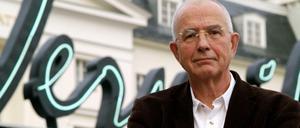 Bernd Wilms vor dem legendären "Verweile doch"-Schriftzug am Deutschen Theater