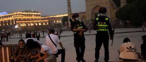 Polizisten patrouillieren im Mai 2021 vor der Heytgah-Moschee in Kashgar, Xinjiang.