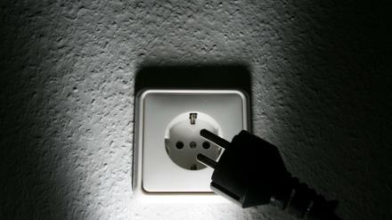 Einfach mal den Stecker ziehen: Wer weniger verbraucht, spart Geld. 