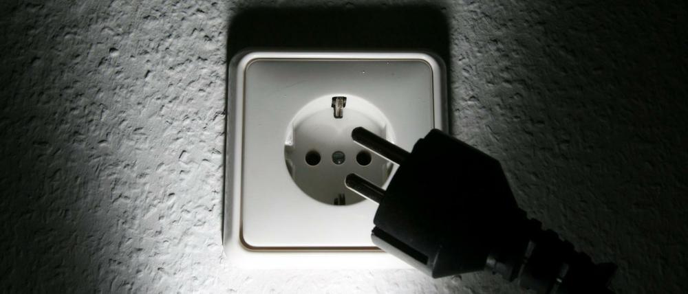 Einfach mal den Stecker ziehen: Wer weniger verbraucht, spart Geld.