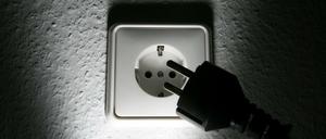 Einfach mal den Stecker ziehen: Wer weniger verbraucht, spart Geld.