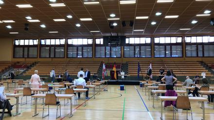 Umgezogen in die Sporthalle. Obwohl die BVV Tempelhof-Schöneberg nicht mehr im engen Rathaussaal tagt, wurde die letzte Sitzung abgesagt. 