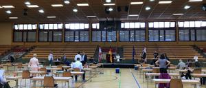 Umgezogen in die Sporthalle. Obwohl die BVV Tempelhof-Schöneberg nicht mehr im engen Rathaussaal tagt, wurde die letzte Sitzung abgesagt.