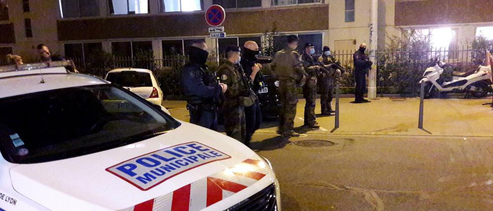 Polizeieinsatz nach dem Angriff auf einen Priester in Lyon.