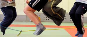 Laut einer neuen Studie bewegen sich Kinder hierzulande viel zu wenig.