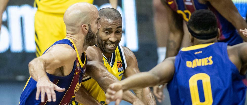 Alle Hände voll zu tun: Albas Jayson Granger (Mitte) gegen Nick Calathes (links) und Brandon Davies.