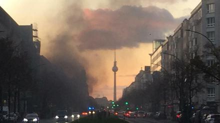 Eine große Rauchwolke zog durch die Frankfurter Allee.