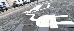 Eine Piktogramm auf dem Asphalt weist im neuen Hanauer Wohngebiet „Pioneer Park“, das auf dem Gelände einer ehemaligen US-Kaserne entsteht, auf den Stellplatz für eine E-Auto-Ladesäule hin. Das neue Wohngebiet will zeigen, wie sich E-Mobilität in den Alltag integrieren lässt. Die Stadt und ihr Projektpartner sprechen von einem bundesweiten Modellcharakter. 
