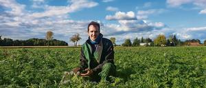Johannes Erz bewirtschaftet gemeinsam mit Ehefrau Hanna Erz seinen Zehn-Hektar-Hof bei Alt Tucheband im Oderbruch. 