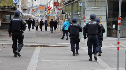 Polizisten nach dem Terroranschlag in Wien.