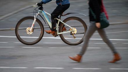 Kommen sich manches Mal in die Quere: Fahrradfahrer und Fußgänger.