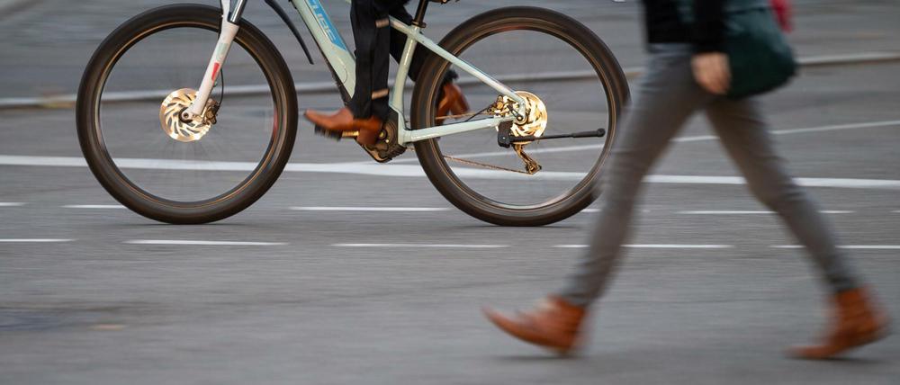 Kommen sich manches Mal in die Quere: Fahrradfahrer und Fußgänger.