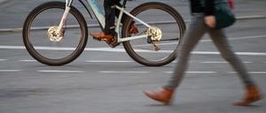 Kommen sich manches Mal in die Quere: Fahrradfahrer und Fußgänger.