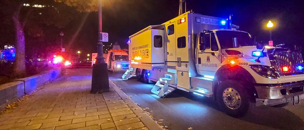 Polizei-Truck am Tatort: Die Polizei nahm nach eigenen Angaben am frühen Sonntagmorgen einen Verdächtigen in einem Mittelalter-Kostüm fest, der mit einem Schwert bewaffnet war.
