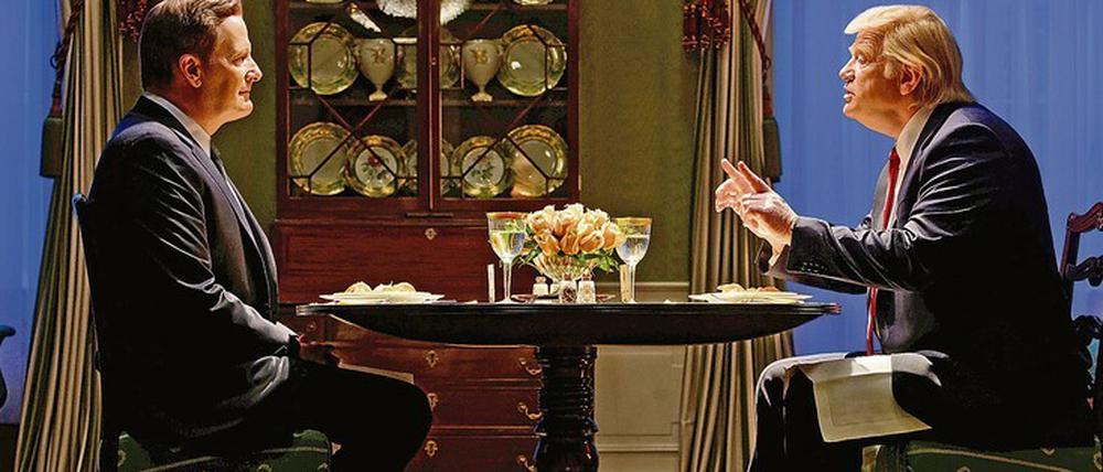 Keinerlei Regeln der politischen Kultur. Der Republikaner James Comey (Jeff Daniels, l.), Leiter des FBI, wird von Präsident Trump (Brendan Gleeson) wiederholt ins Weiße Haus zum Dinner bestellt. Der Machthaber will den obersten Polizisten vereinnahmen.