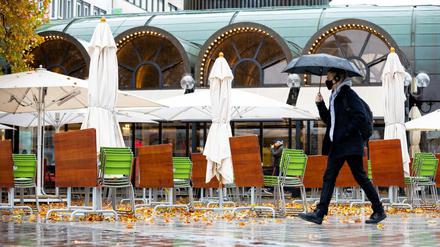 Restaurants und Cafés bleiben von Montag an bundesweit für einen Monat geschlossen.