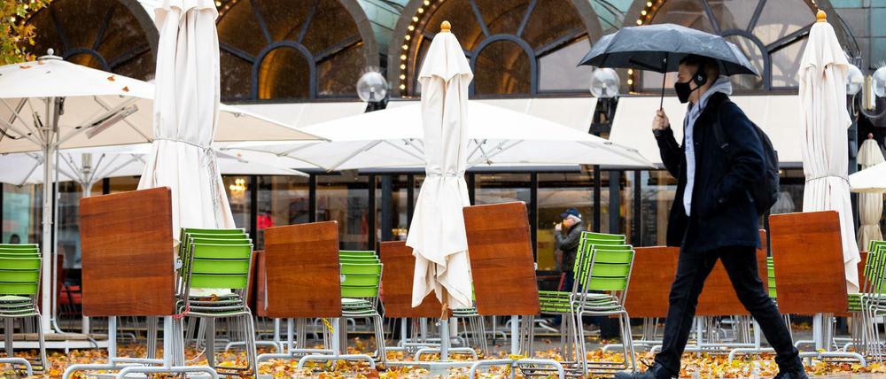 Restaurants und Cafés bleiben von Montag an bundesweit für einen Monat geschlossen.
