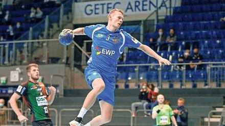 Da war das Fliegen erlaubt. Caspar Jacques wirft beim Spiel in Magdeburg für den VfL Potsdam ein Tor. 