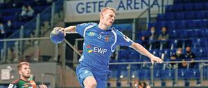 Da war das Fliegen erlaubt. Caspar Jacques wirft beim Spiel in Magdeburg für den VfL Potsdam ein Tor. 