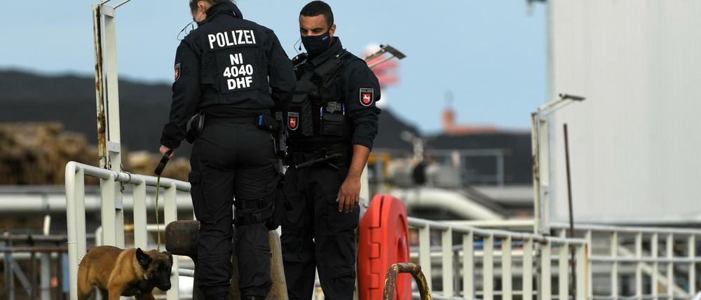 Polizisten auf Streife in Nordenham. Tausende Einsatzkräfte sind im Einsatz, um den Castortransport abzusichern.