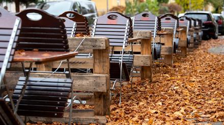Sitzen verboten! Allerdings können Restaurants ihre Gerichte noch "To Go" verkaufen. 