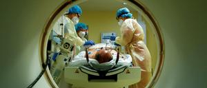Schwer kranke Covid-19-Patienten müssen oft auf Intensivstationen behandelt werden. Das Fachpersonal fehlt.