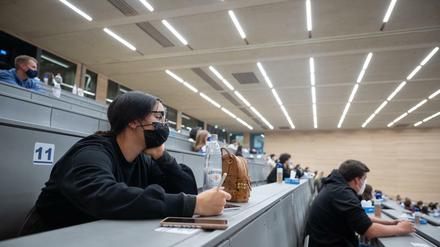 Begrüßung mit Mund--Nasen-Bedeckung: Studierende im ersten Semester haben es wegen der Covid-19-Pandemie schwer sich in den Unibetrieb einzufinden.
