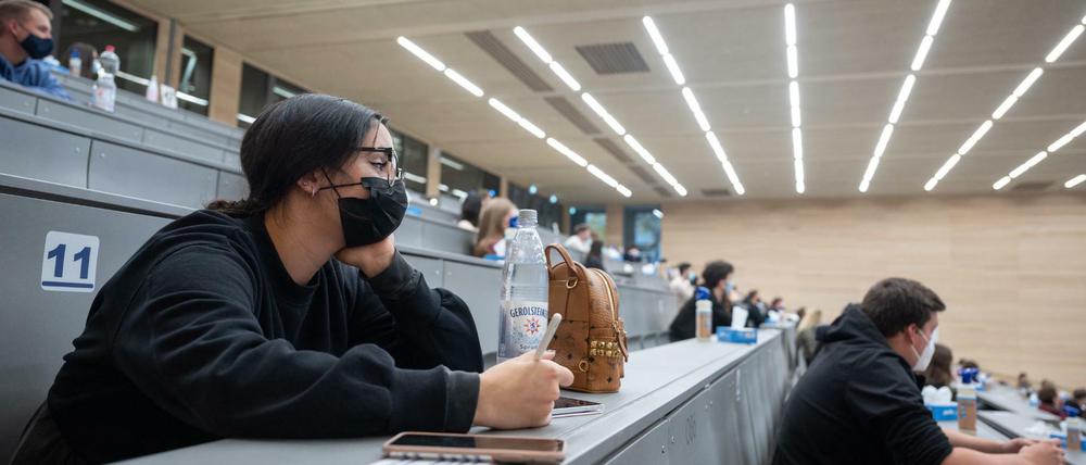 Begrüßung mit Mund--Nasen-Bedeckung: Studierende im ersten Semester haben es wegen der Covid-19-Pandemie schwer sich in den Unibetrieb einzufinden.