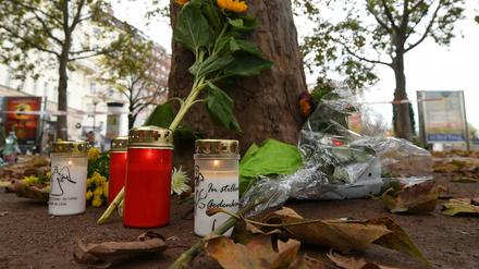 Wien: Kerzen und Blumen liegen im Bereich des Tatorts einer Terror-Attacke zum Gedenken an die Opfer.