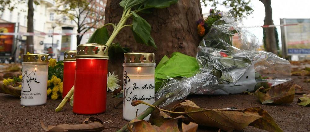 Wien: Kerzen und Blumen liegen im Bereich des Tatorts einer Terror-Attacke zum Gedenken an die Opfer.
