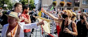 Auge in Auge: Anhänger des Querdenken-Bündnisses (links) und Gegendemonstranten Anfang August in Berlin.