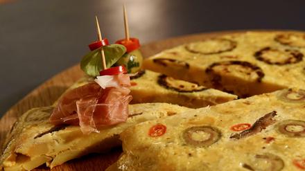 Die Tortilla kann man mit allem Möglichen füllen oder sogar belegen: Spanischer Schinken, Oliven und Chiliringe passen immer. 