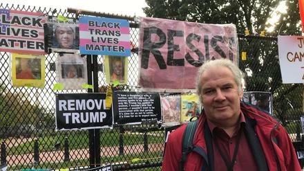 Der Linken-Fraktionsvize Andrej Hunko als OSZE-Wahlbeobachter am Protestzaun gegen Donald Trump am Weißen Haus. 
