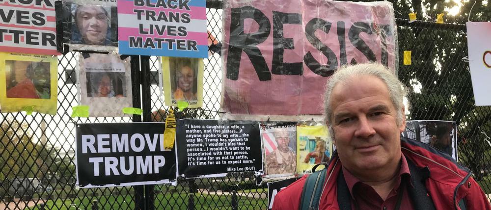 Der Linken-Fraktionsvize Andrej Hunko als OSZE-Wahlbeobachter am Protestzaun gegen Donald Trump am Weißen Haus.