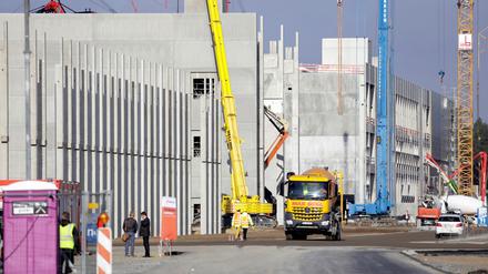Blick auf die Tesla-Baustelle in Grünheide.