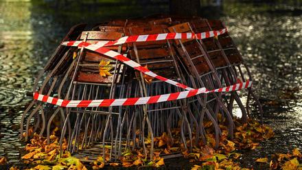 Tische und Stühle vor einem Lokal in Köln.