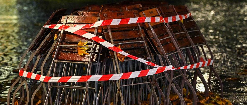 Tische und Stühle vor einem Lokal in Köln.